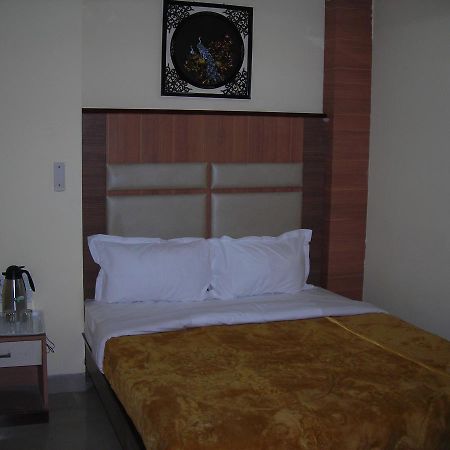 Hotel Dolphin Rāipur Exteriör bild