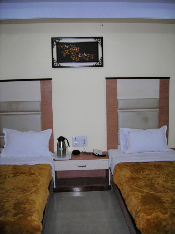 Hotel Dolphin Rāipur Exteriör bild