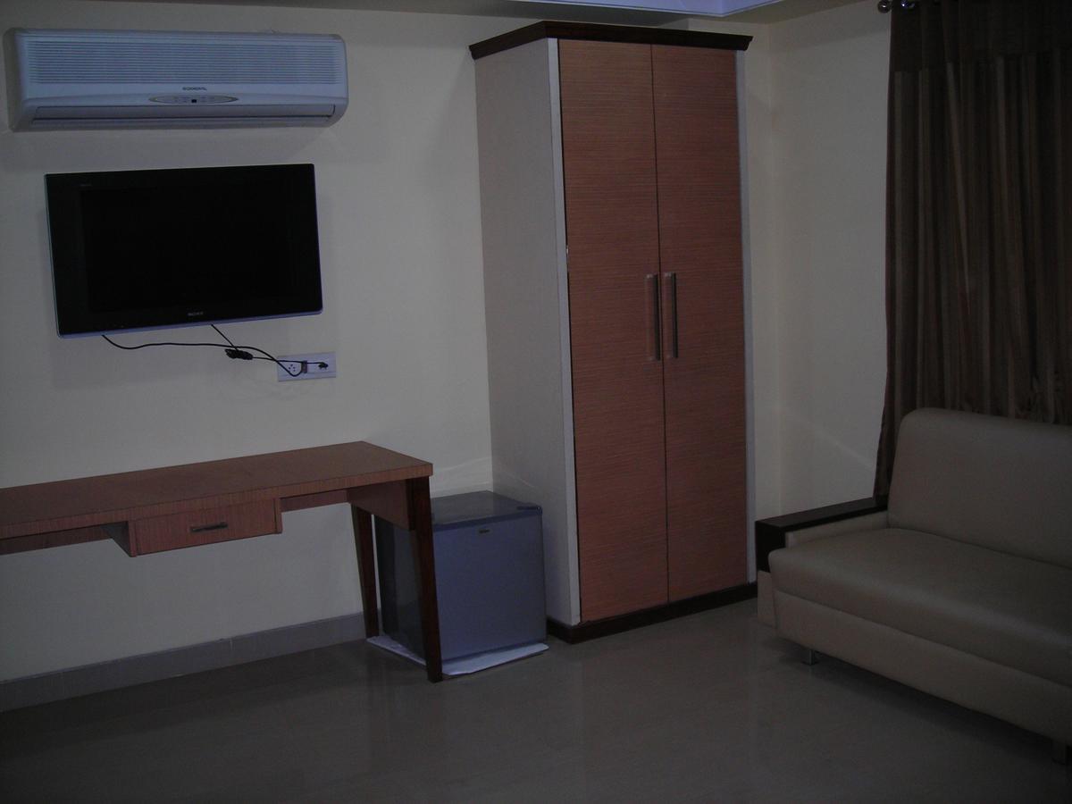 Hotel Dolphin Rāipur Exteriör bild