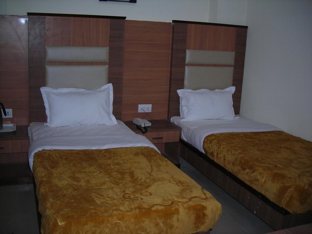 Hotel Dolphin Rāipur Exteriör bild