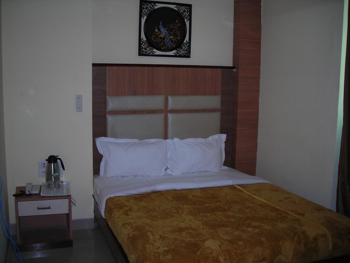 Hotel Dolphin Rāipur Exteriör bild