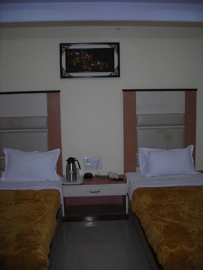 Hotel Dolphin Rāipur Exteriör bild
